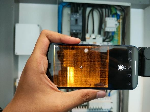 A hand holding a cell phone

AI-generated content may be incorrect.