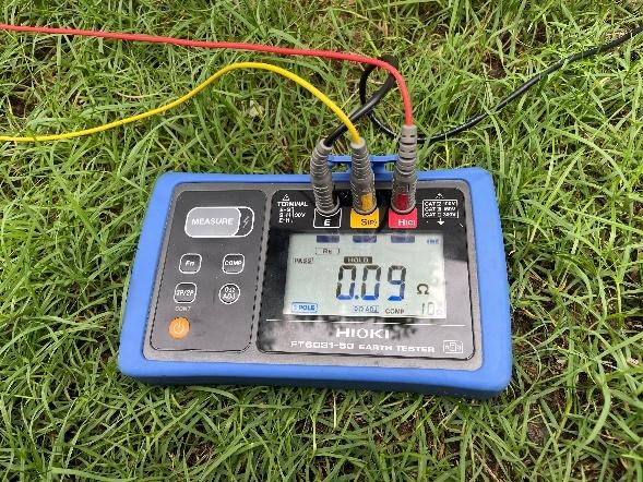 A device with wires attached to it

AI-generated content may be incorrect.