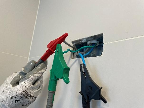 A hand holding a hose attached to a wall

AI-generated content may be incorrect.