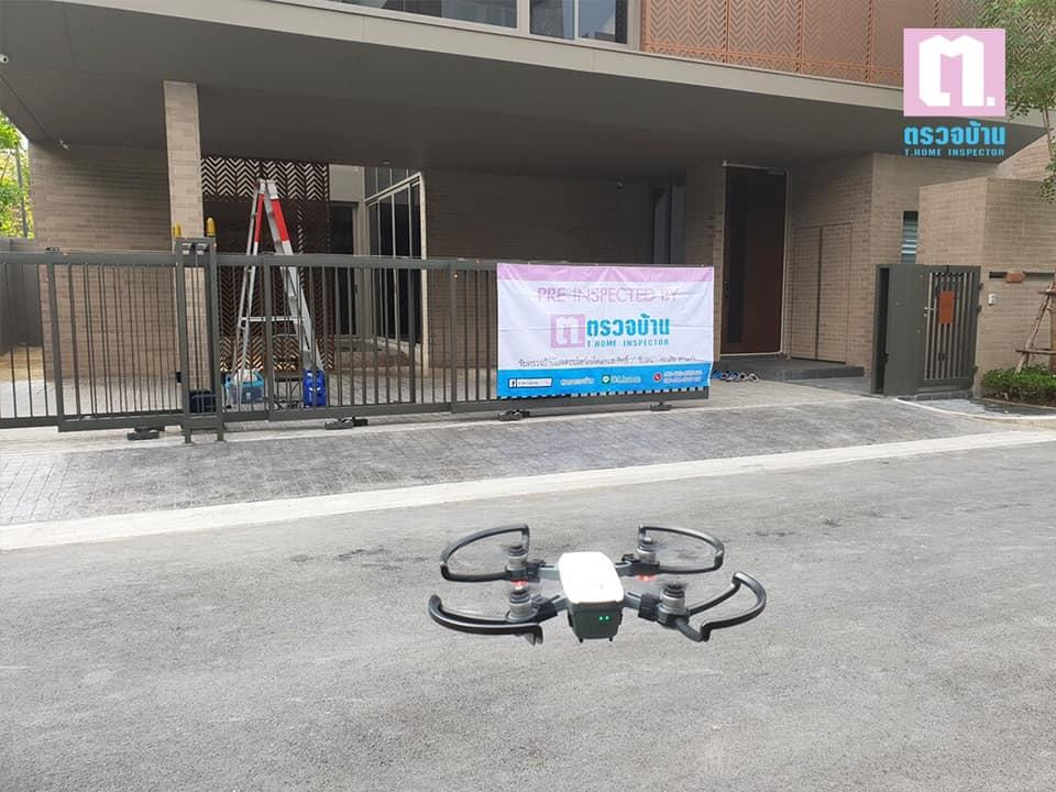 A drone flying in the street

AI-generated content may be incorrect.