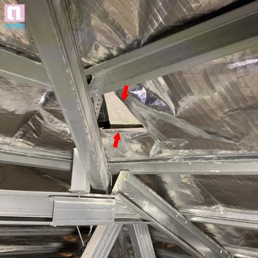 A metal frame with silver foil

AI-generated content may be incorrect.