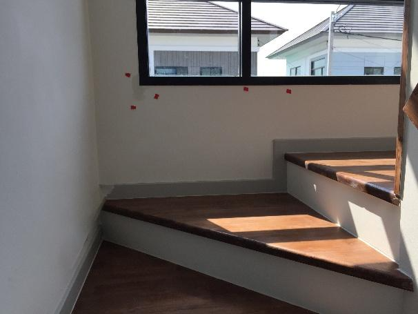 A staircase in a room

AI-generated content may be incorrect.