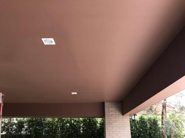 A ceiling with lights and a brick column

AI-generated content may be incorrect.