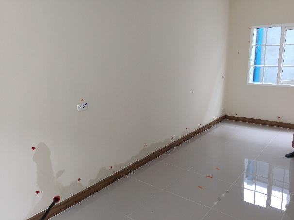 A room with white walls and a window

AI-generated content may be incorrect.